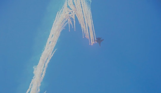 Màn thả bẫy nhiệt 'cực cháy' của Không quân Nhân dân Việt Nam trên bầu trời TPHCM sáng 30/4