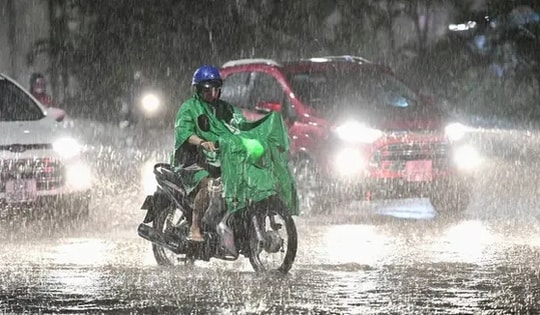 Cảnh báo mưa dông, lốc sét ở nhiều khu vực Bắc Bộ và Trung Bộ đêm nay