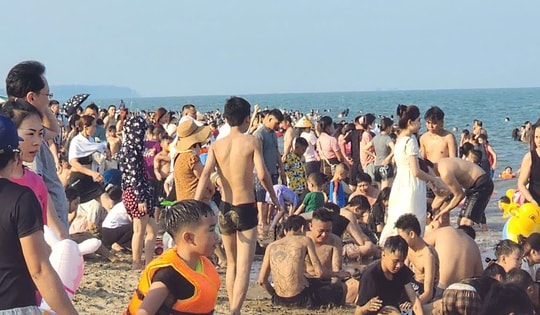 Biển Sầm Sơn ‘ken đặc’ du khách ngày nghỉ lễ đầu tiên