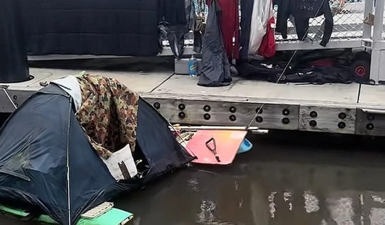 Bức ảnh chụp vội bên bờ sông tiết lộ một sự thật khó tin