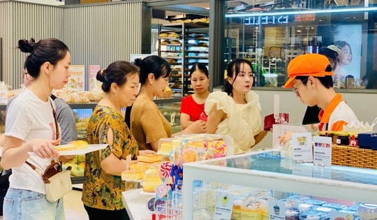 Hàng ăn, quán nước chật kín khách dịp nghỉ lễ 30/4 - 1/5