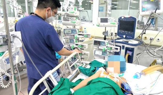 Bị thanh gỗ mục đâm vào chân, 1 tuần sau bé gái 7 tuổi cứng hàm, co giật toàn thân, tiên lượng nguy kịch