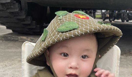 Hình ảnh đáng yêu của em bé 8 tháng tuổi được đi chơi lễ 30/4