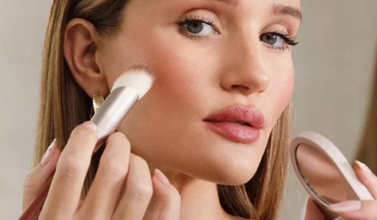 Cách giữ lớp trang điểm lâu trôi trong thời tiết nắng nóng