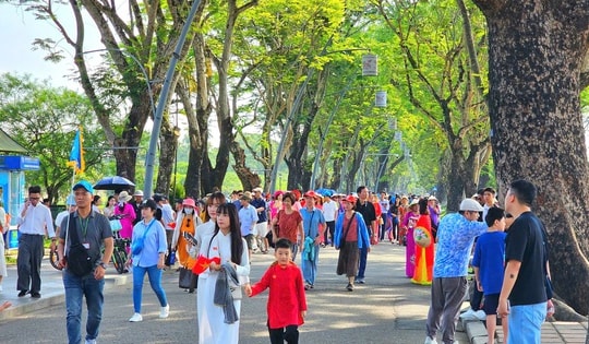 Du khách nườm nượp tham quan di tích Huế dịp nghỉ lễ