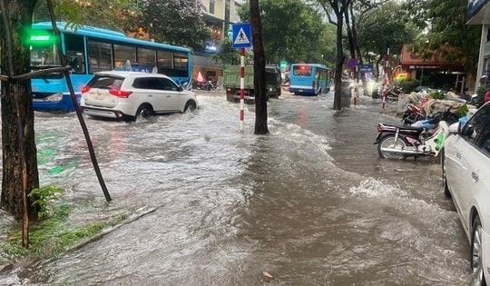 Những tuyến phố có nguy cơ ngập sâu ở Hà Nội do mưa lớn đêm qua