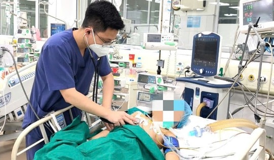 Mẩu gỗ nhỏ xíu đâm vào chân khi đá bóng khiến bé 7 tuổi co giật, nguy kịch