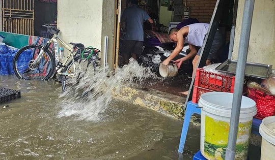 Ngày thứ hai nghỉ lễ 30/4 - 1/5, một số tuyến phố, nhà dân ngập sâu vì mưa lớn