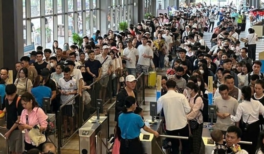 Du khách chen nhau đổ về Hải Phòng nghỉ lễ 30/4 - 1/5