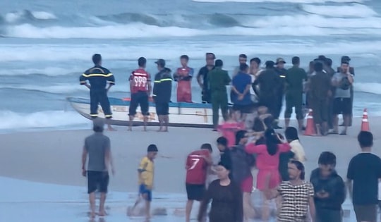 Một thanh niên bị sóng cuốn mất tích khi tắm biển