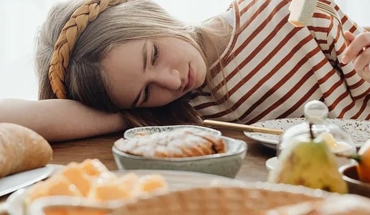 Tại sao bạn lại buồn ngủ sau khi ăn?