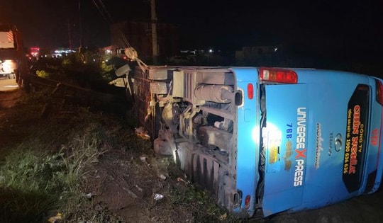 Mất lái, xe khách chở 25 người lật trong đêm