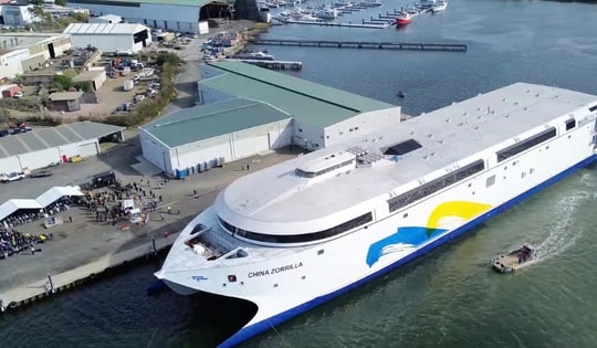 Tàu điện lớn nhất thế giới được hạ thủy