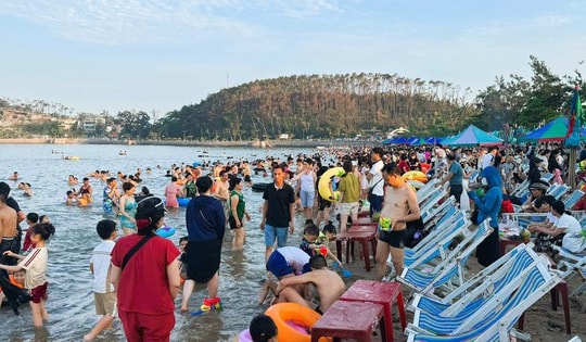 Du lịch Đồ Sơn sôi động 3 ngày nghỉ lễ, nhà hàng công khai bảng giá dịch vụ