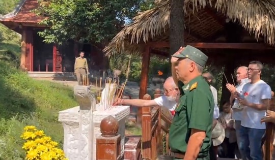 Đông đảo người dân đến viếng mộ Đại tướng Võ Nguyên Giáp trong dịp nghỉ lễ