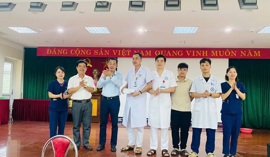 Khen thưởng kíp y bác sĩ bị hành hung vẫn cứu kịp thời bệnh nhi 12 tuổi sốc phản vệ