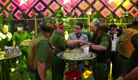 Đột kích quán bar, phát hiện chủ quán cùng 41 người dương tính ma túy