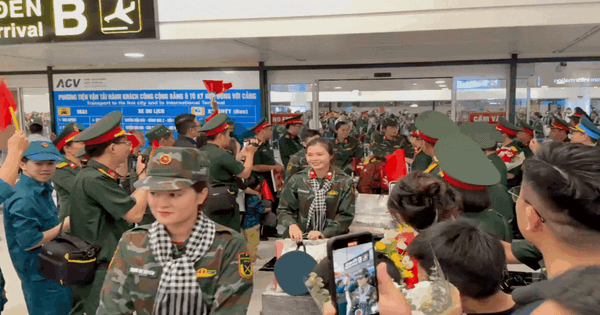 Đón đoàn diễu binh trở lại Hà Nội sau lễ kỷ niệm 50 năm Ngày Giải phóng miền Nam, thống nhất đất nước