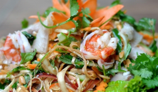 Cách làm gỏi hoa chuối tôm thịt giòn ngon mà không thâm