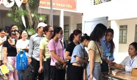 Hà Nội tiếp tục cam kết không để cảnh phụ huynh học sinh xếp hàng nộp hồ sơ