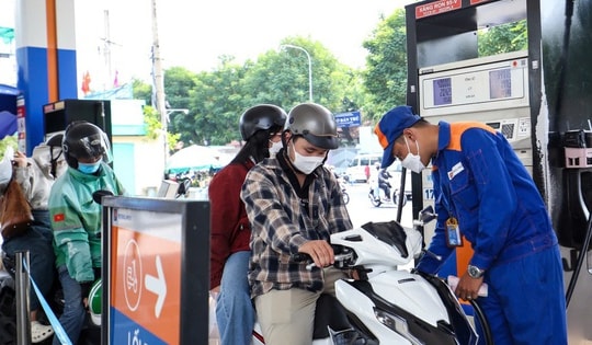 Giá xăng dầu hôm nay 3.5.2025: Xăng trong nước giảm bao nhiêu sau kỳ nghỉ lễ?