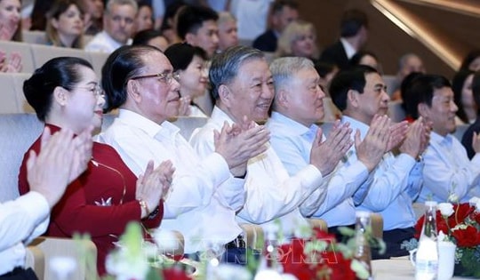 Tổng Bí thư dự chương trình nghệ thuật kỷ niệm 80 năm Chiến thắng phát xít