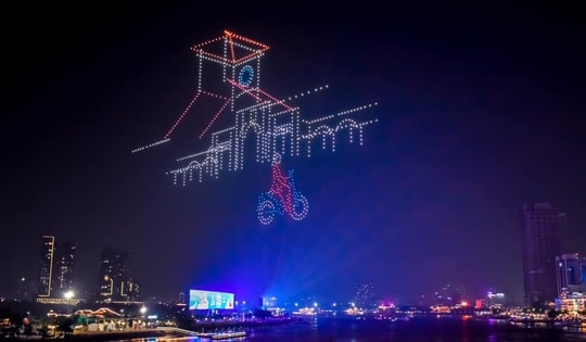 Vì sao drone bị mất kiểm soát khi trình diễn?