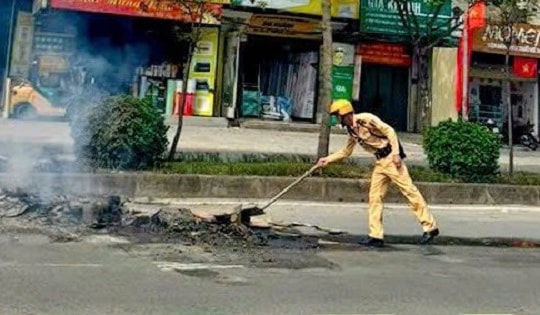 CSGT dọn dẹp đống phế liệu cháy âm ỉ giữa đường