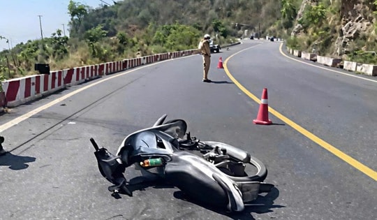 Nam thanh niên tử vong vì đâm vào lan can bên đường