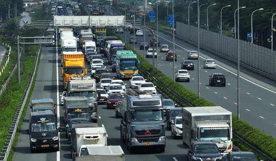 Dòng người ùn ùn trở lại Thủ đô, cửa ngõ Hà Nội ken đặc phương tiện dù vẫn còn nghỉ lễ