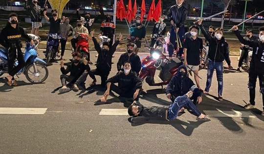 Khởi tố 17 thanh thiếu niên mang hung khí tấn công người đi đường