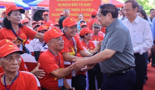 Thủ tướng tri ân chiến sĩ cách mạng bị địch bắt, tù đày dịp kỷ niệm 50 năm ngày Giải phóng Côn Đảo