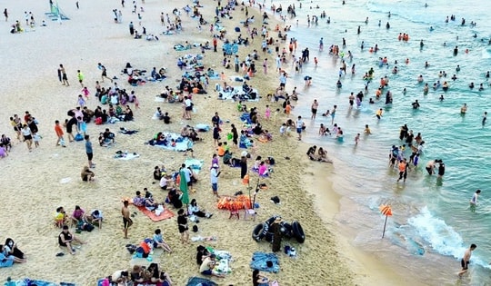 Bãi biển từng sạt lở nặng do thiên tai ở Huế đông nghịt khách dịp nghỉ lễ
