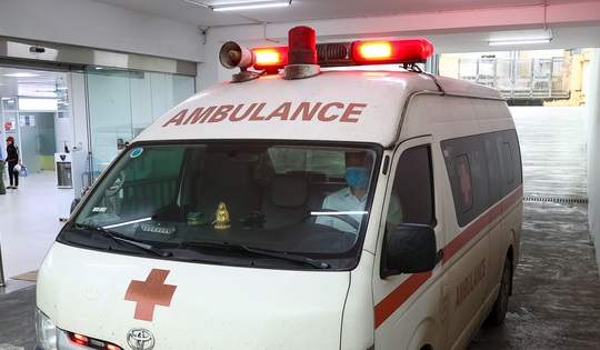 Cha mẹ ôm con 3 tuổi đi cấp cứu lúc nửa đêm sau 'sự cố' hy hữu