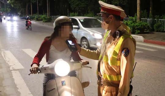 Vừa uống bia với thông gia, vẫn đi xe máy, người đàn ông bị lập biên bản