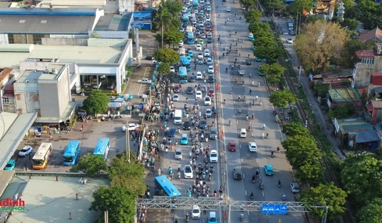 Dòng phương tiện nối đuôi nhau trở lại Hà Nội sau kỳ nghỉ lễ 30/4-1/5
