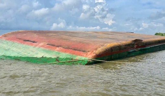 Sà lan va chạm tàu, lật úp trên sông Soài Rạp, một người mất tích