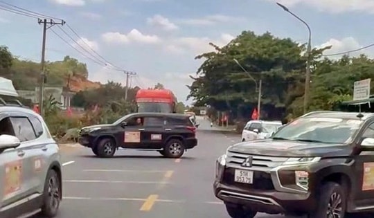 Giữ giấy tờ và GPLX của những người dùng ô tô chặn đường đoàn xe ở Lâm Đồng