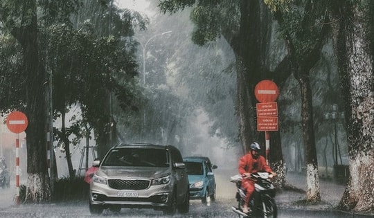 Chiều nay Hà Nội mưa dông kèm lốc sét, gió mạnh