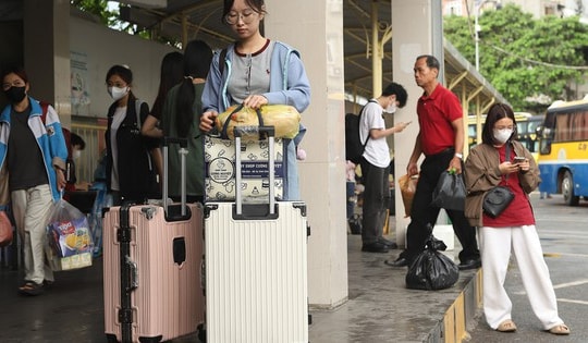 Người dân lỉnh kỉnh đồ đạc quay lại Thủ đô trong ngày cuối kỳ nghỉ lễ