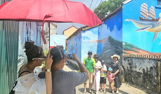 Quảng Bình: Khoác áo mới cho làng biển gần 400 năm tuổi bằng những bức bích họa sống động