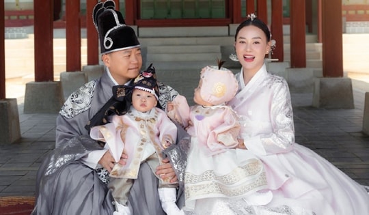 Shark Bình chiều chuộng vợ con, không ngại 'diễn' đồ cổ trang khi sang Hàn Quốc du lịch