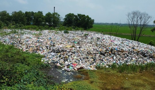 Sau phản ánh của Gia đình và Xã hội, Bí thư Huyện ủy Vụ Bản chỉ đạo xử lý các bãi chôn lấp rác thải