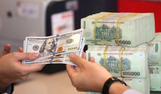 Giá USD tiếp tục leo cao