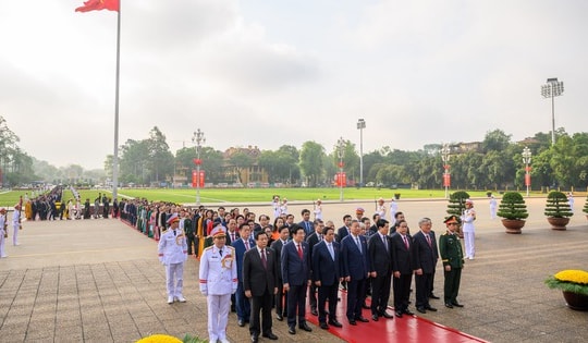 Lãnh đạo Đảng, Nhà nước, ĐBQH vào Lăng viếng Chủ tịch Hồ Chí Minh trước giờ khai mạc Kỳ họp thứ 9