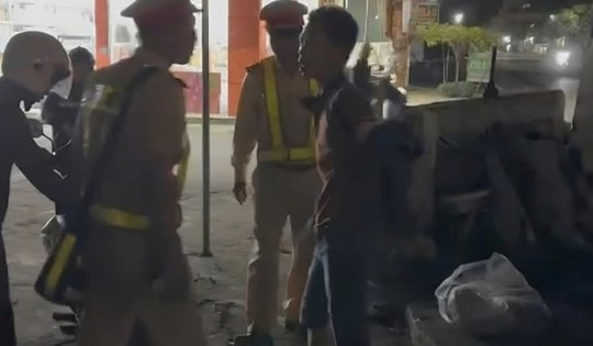 Bắt khẩn cấp đối tượng chửi bới, tát vào mặt CSGT khi vợ bị dừng xe kiểm tra