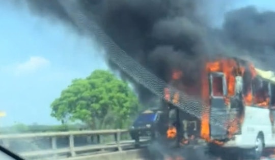 Xe tang bốc cháy trên cao tốc Nội Bài – Lào Cai, 21 người kịp thoát thân