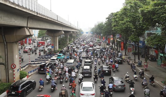 Sau nghỉ lễ, giao thông Hà Nội lại 'chật như nêm', xe máy leo vỉa hè tìm lối thoát