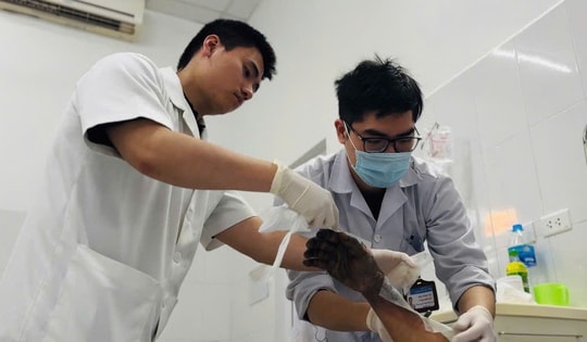 Thợ điện thoát chết sau tai nạn điện giật cháy đen bàn tay