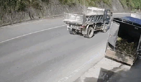 Khoảnh khắc xe taxi tông thẳng vào đuôi xe tải khiến 1 người tử vong ở Hòa Bình